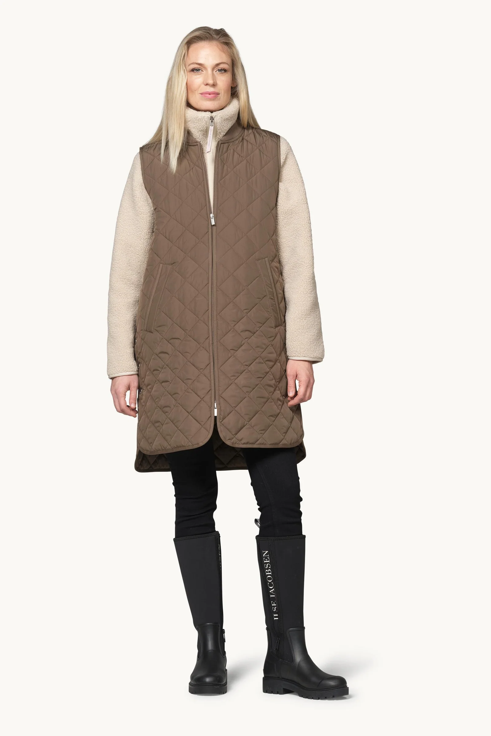 Art 25 Quilted Vest in Mud