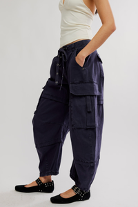 Reef Cruved Twill Cargo Pants in Midnight