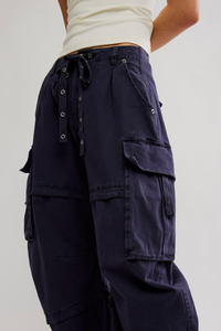 Reef Cruved Twill Cargo Pants in Midnight