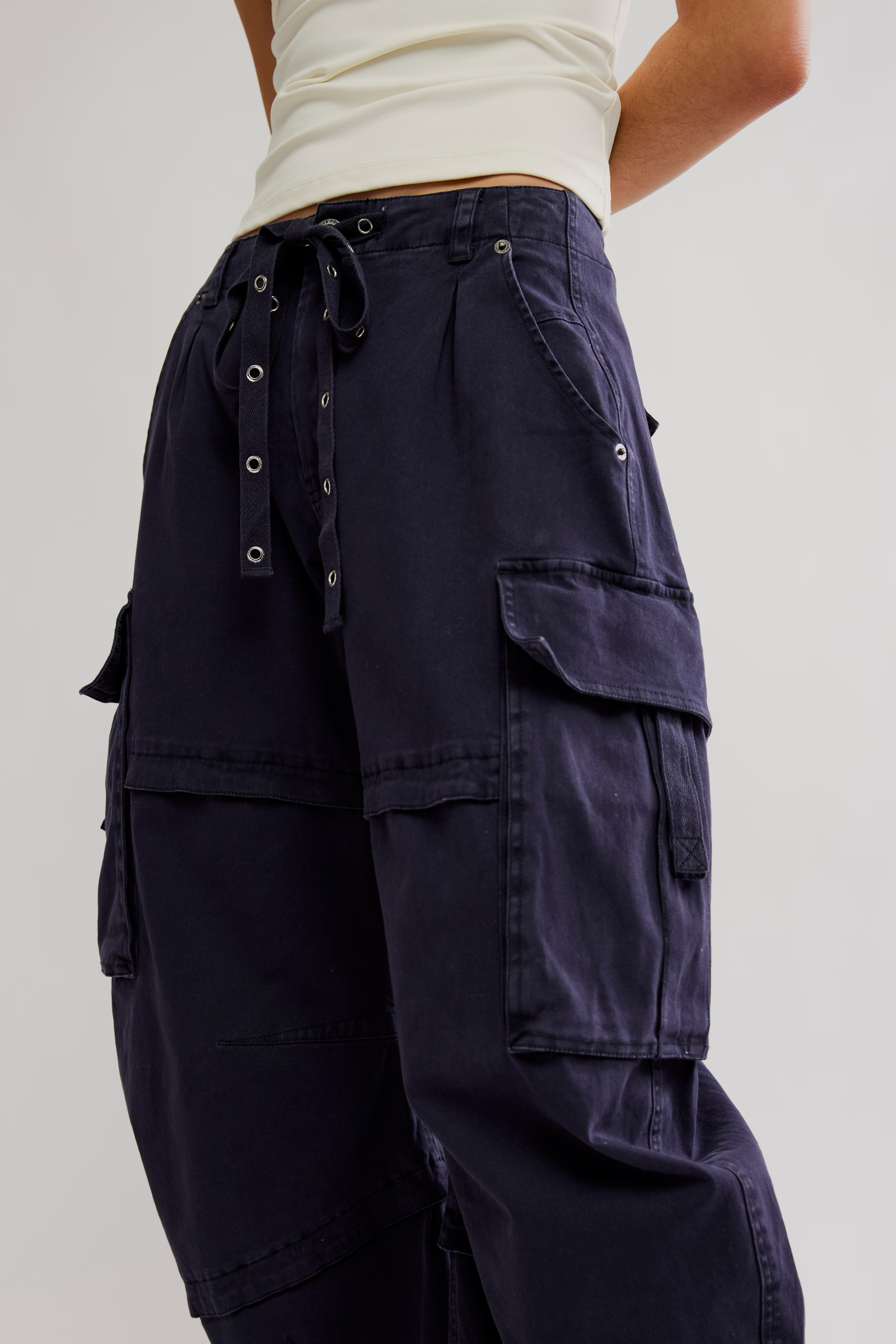 Reef Cruved Twill Cargo Pants in Midnight