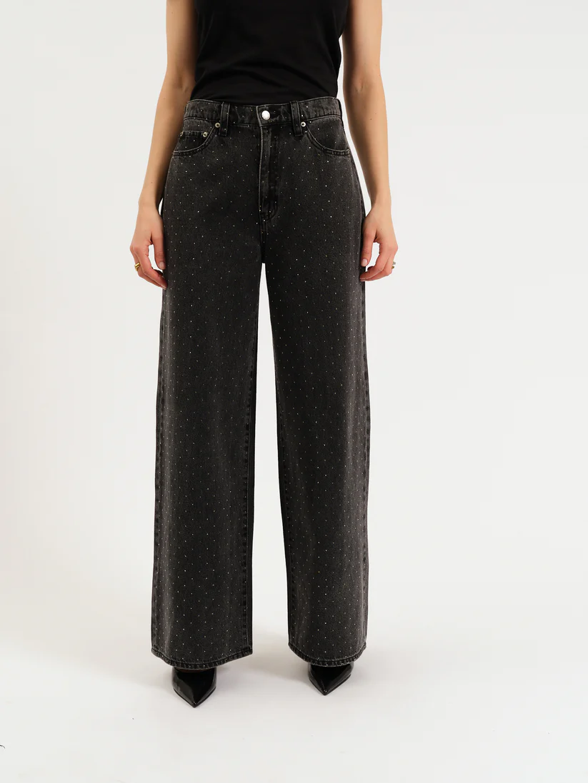 The Wonderer Mid Rise in Starlit Night