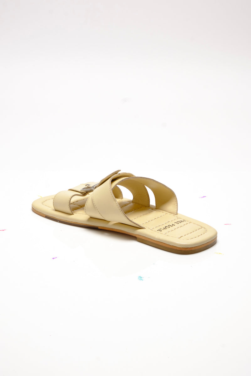 Sloan Buckle Sandal In Buttermilk