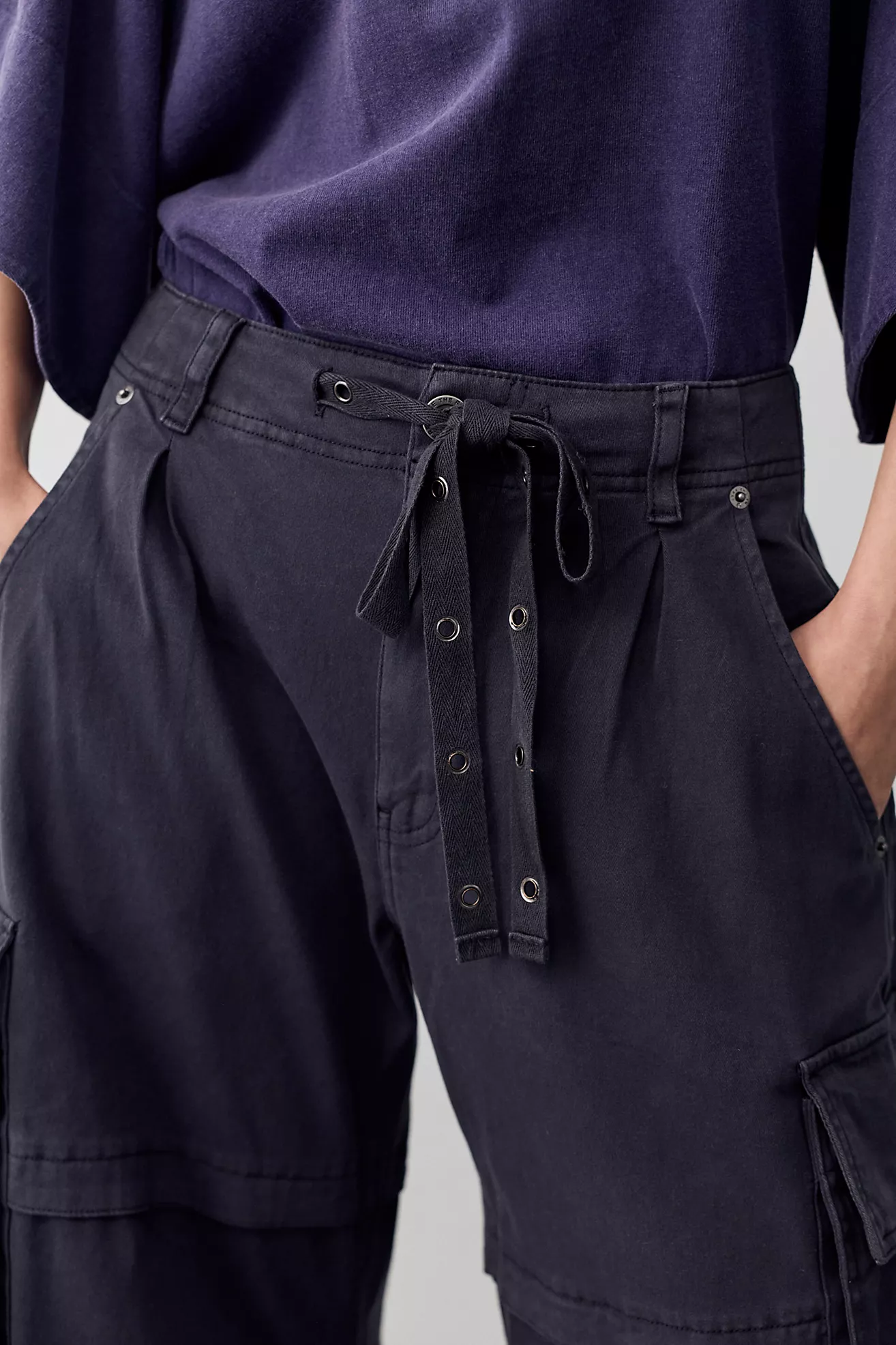 Reef Cruved Twill Cargo Pants in Midnight