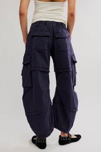 Reef Cruved Twill Cargo Pants in Midnight